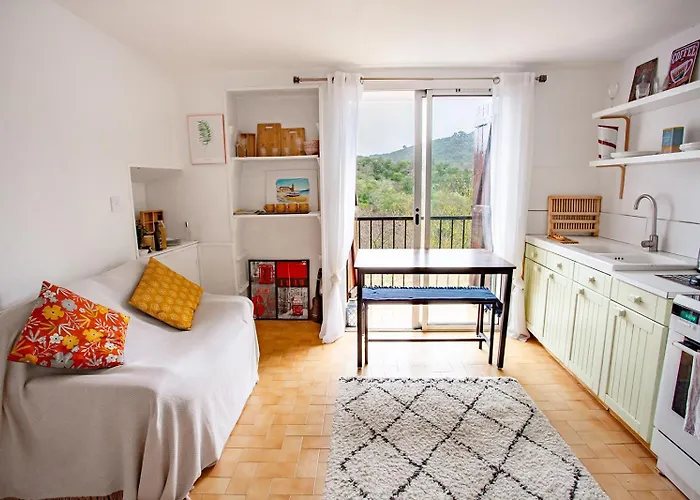 Cosy In Ancient With River And Vineyard Views شقة